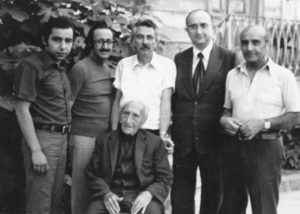 Լուսանկարում (ձախից աջ)՝ Իգնա Սարըասլան, Օննիկ Ֆըչըճեան, Զահրատ, Զարեհ Խրախունի, Վարդան Կոմիկեան և Հակոբ Մնձուրի (նստած). Կ.Պոլիս, 1975թ., լուսանկարել է Մարի Սարըասլանը: